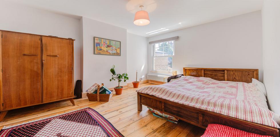 			4 Bedroom, 1 bath, 1 reception Terraced House			 Totteridge Lane, TOTTERIDGE & WHETSTONE